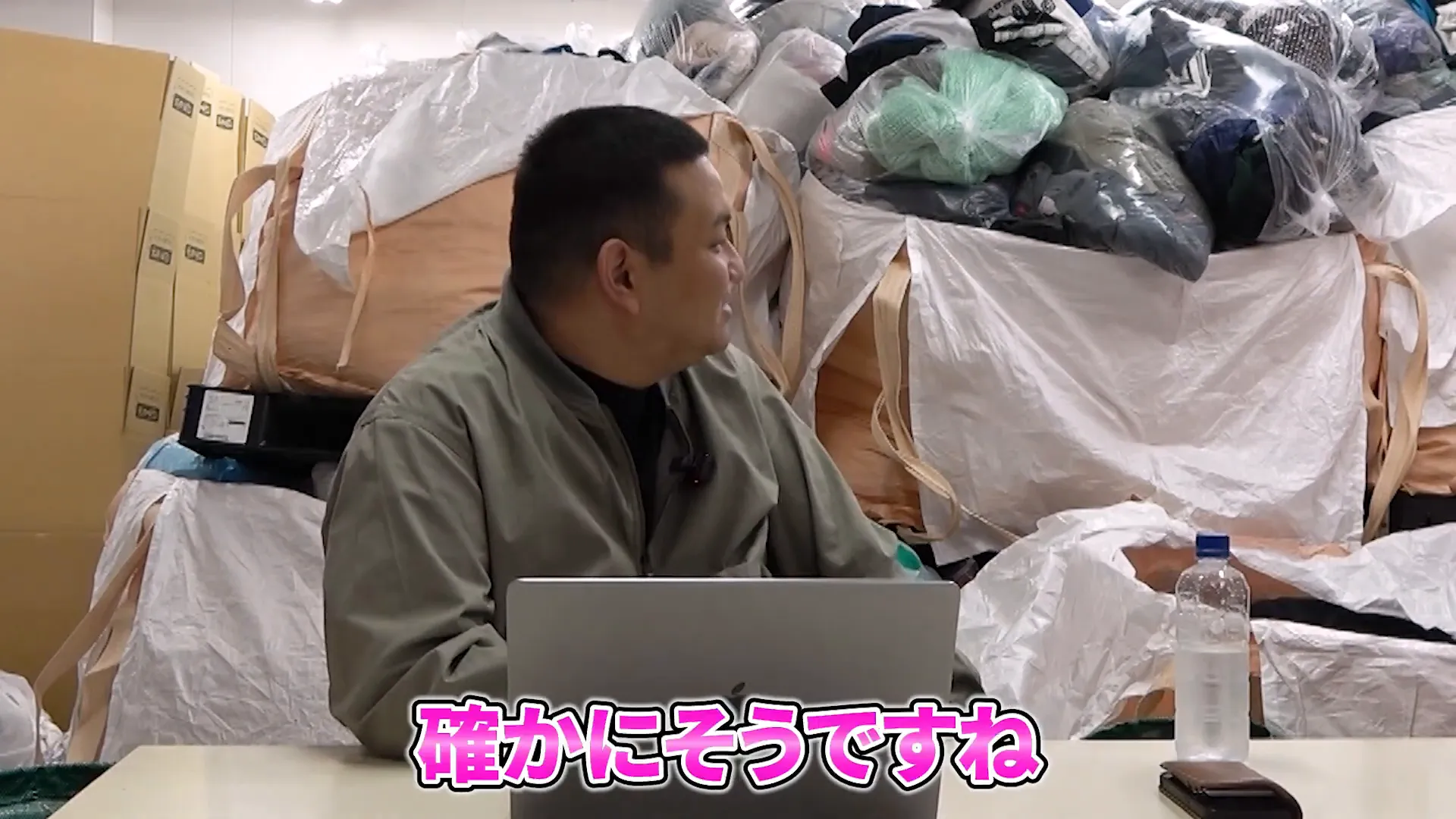 フレコンバッグに古着を入れてフォークリフトで積む様子