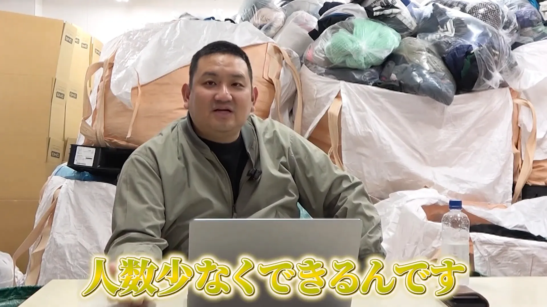 パレットとフォークリフトを使った効率的な運搬の様子