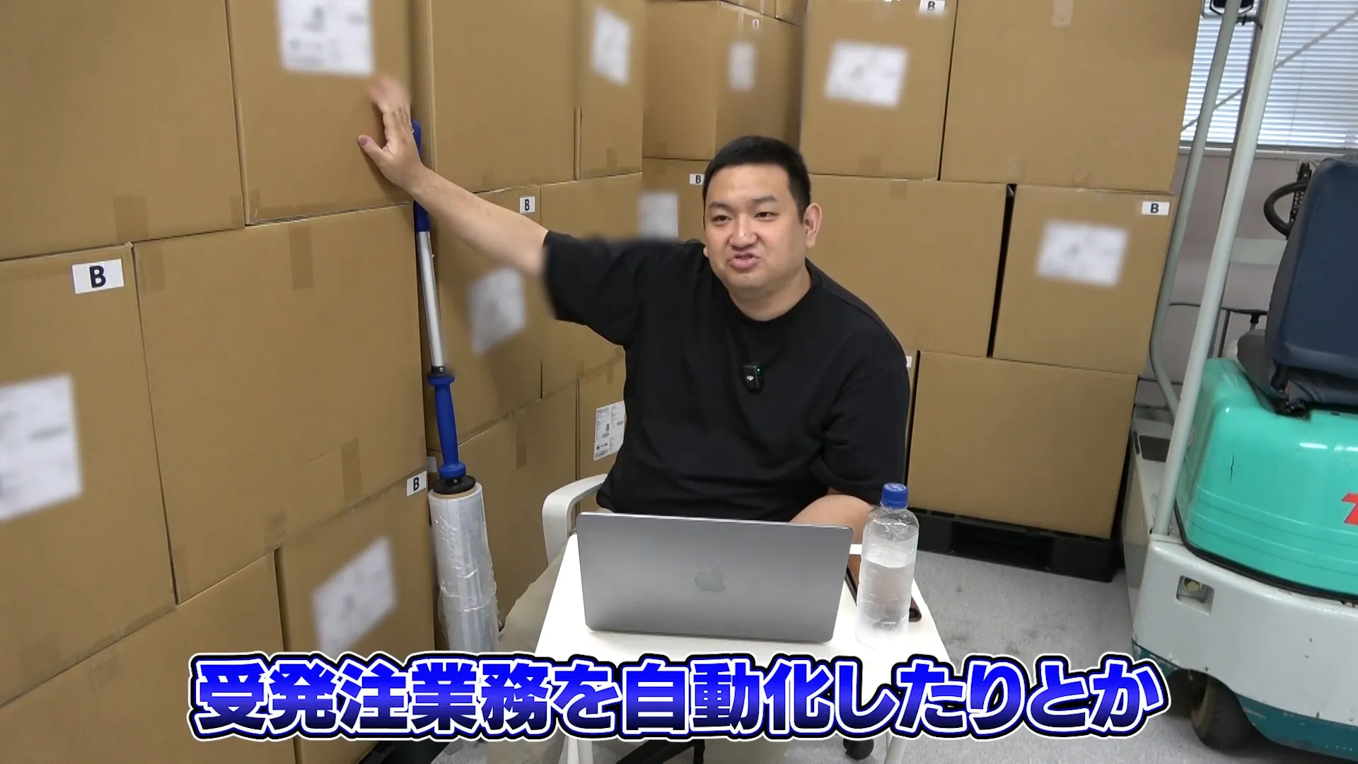 コミュニケーションコストと自動化について話している場面