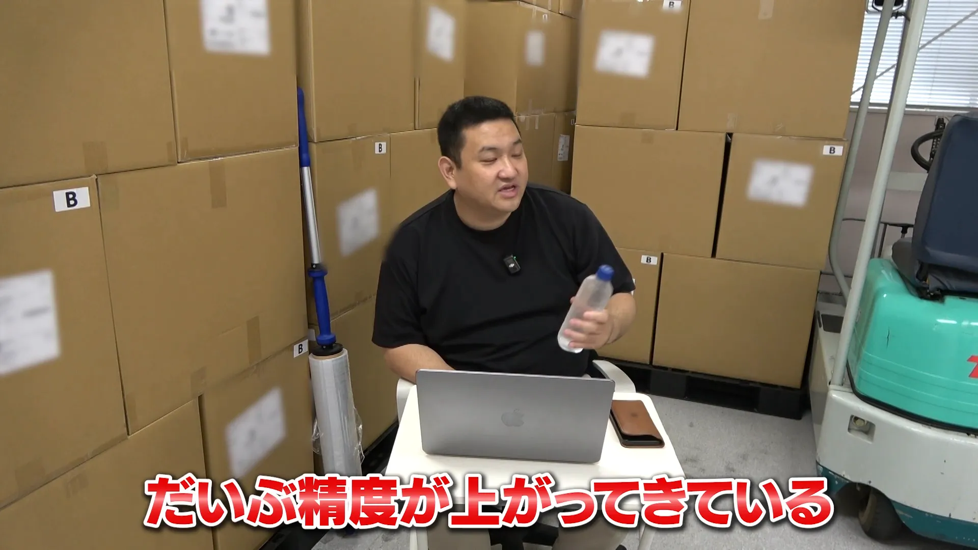 大量の古着が届き、箱が並ぶ倉庫風景