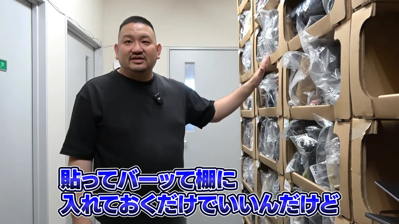 棚に番号を貼って管理している様子
