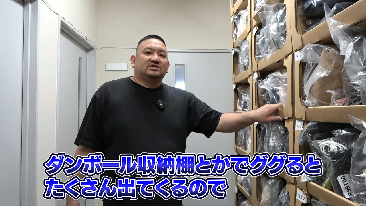段ボール収納の箱を積んだ倉庫の様子