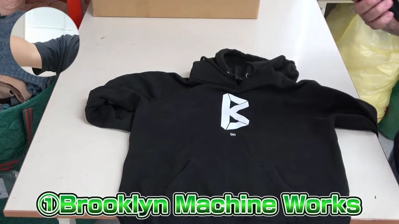 Brooklyn Shinworksのジャケットを見せるシーン