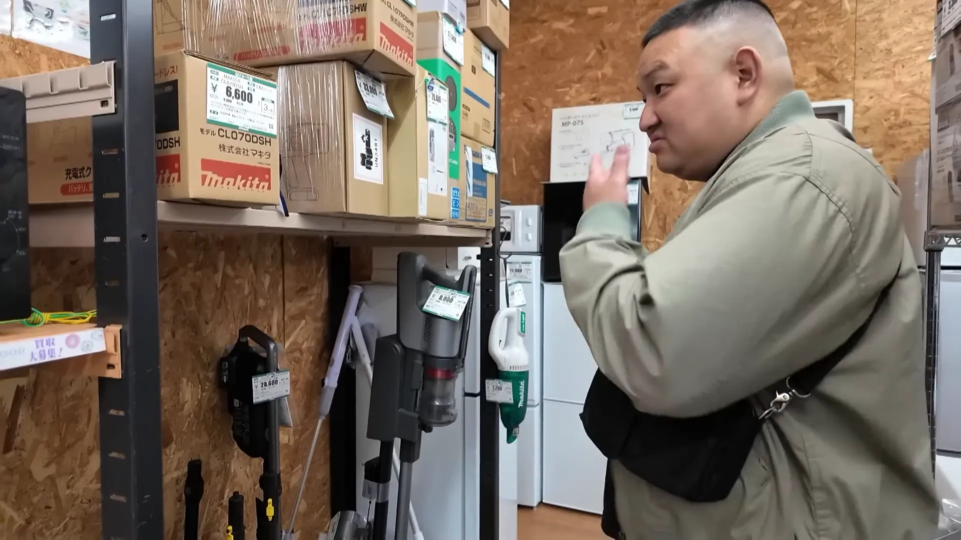掃除機コーナーをチェックしている様子