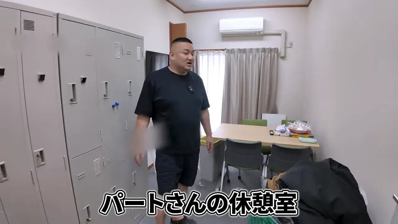 休憩室とロッカー。清潔で整ったスタッフ用施設