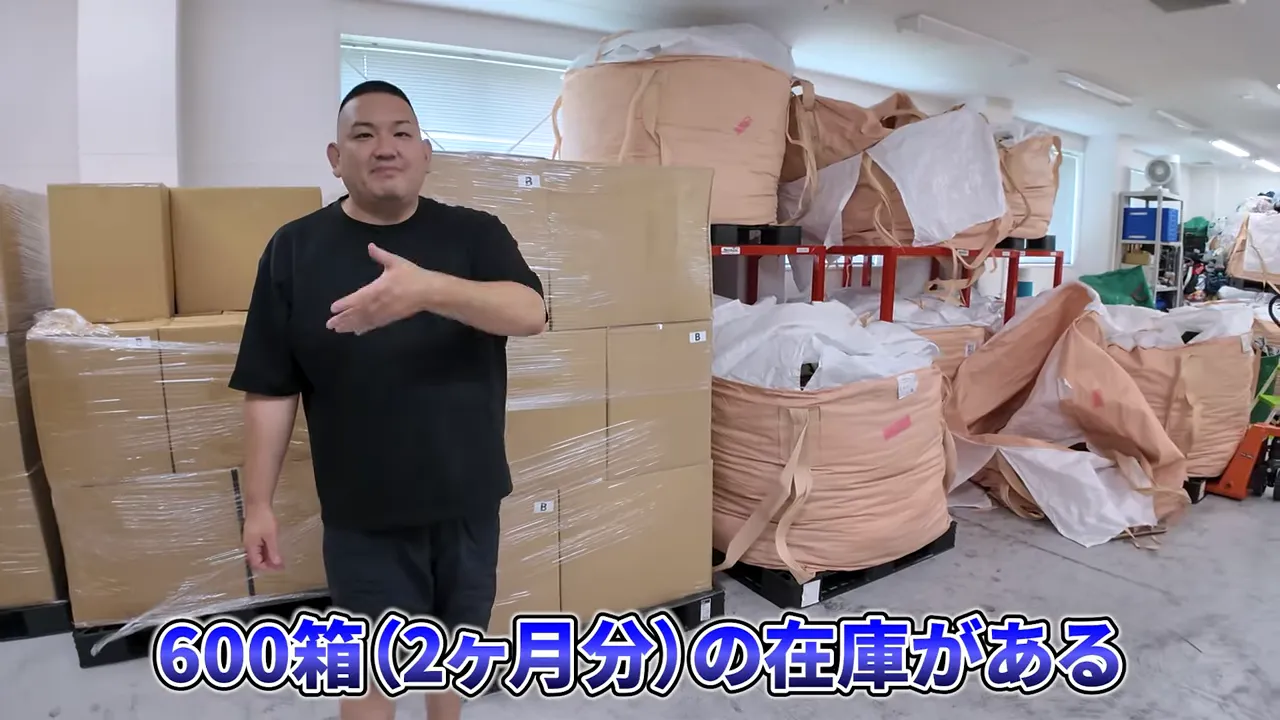 外部倉庫の在庫保管イメージ。大量のパレットが並ぶ