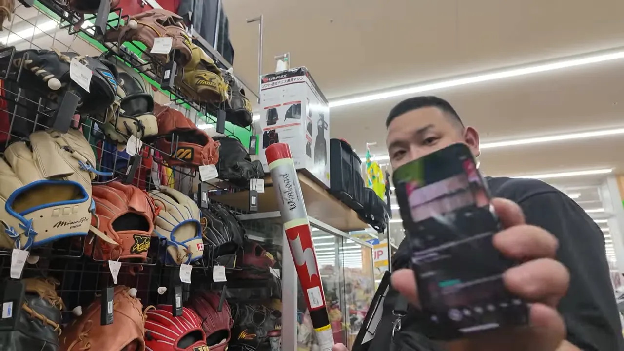 バットの値札を見ている場面