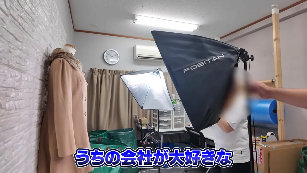 撮影ブースと梱包ラインの様子