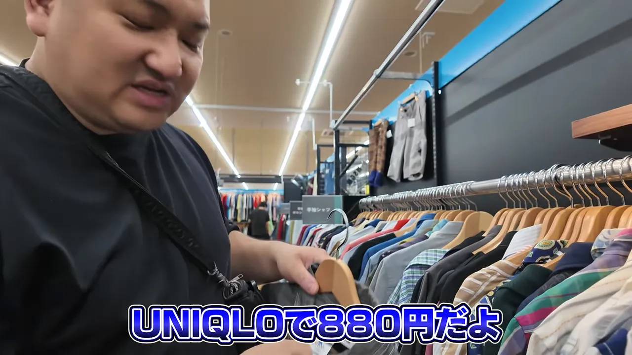 ユニクロのTシャツが並ぶ棚。価格の違いが目立つ