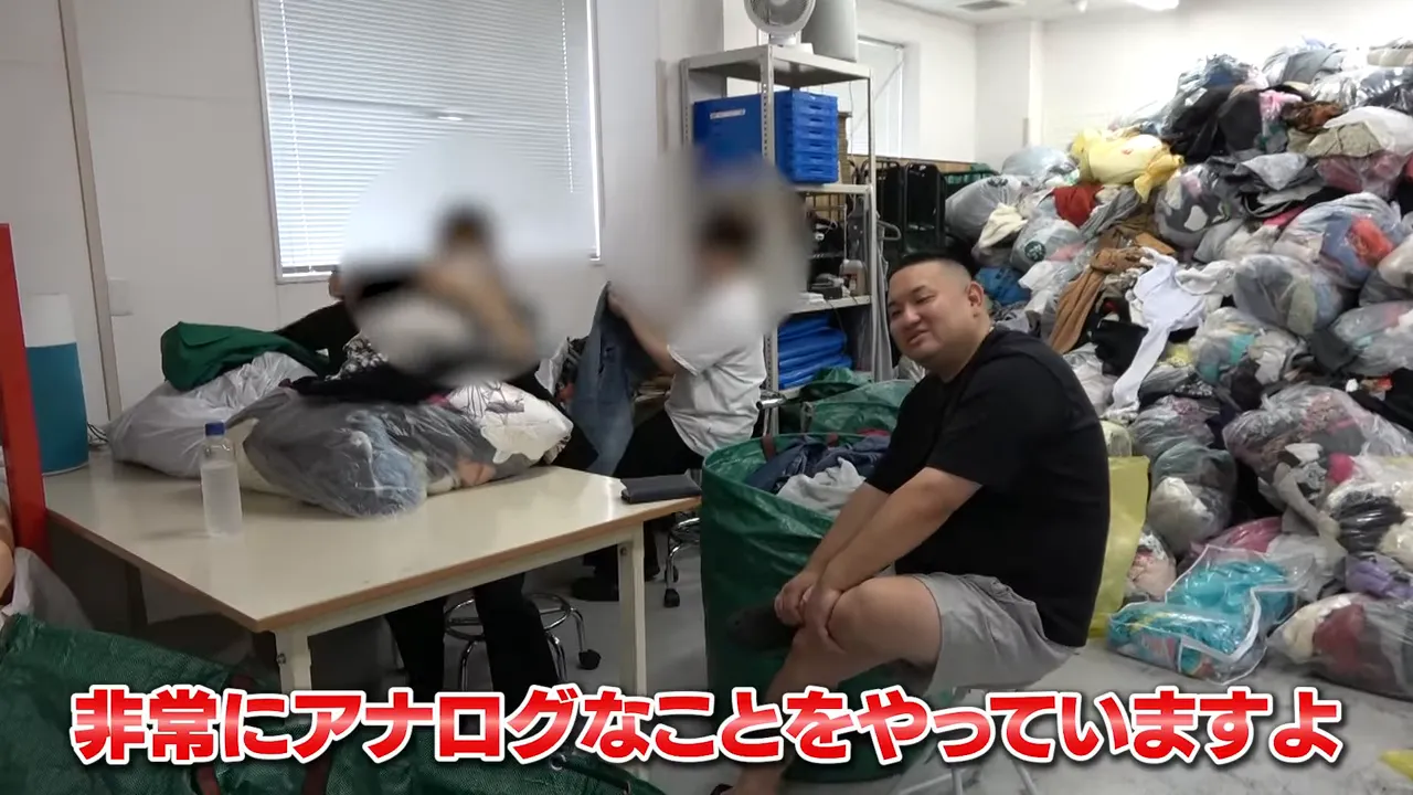 仕分けした服を袋詰めしている様子