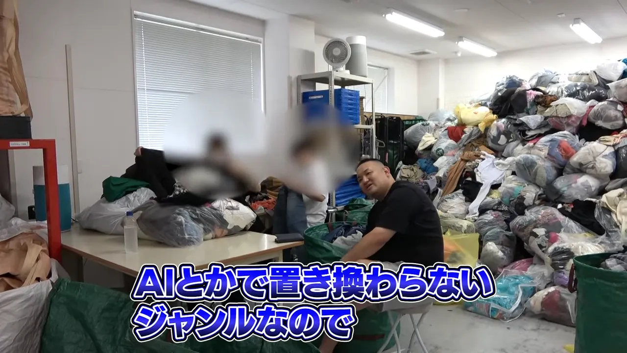 スタッフがメルカリ相場を確認している様子