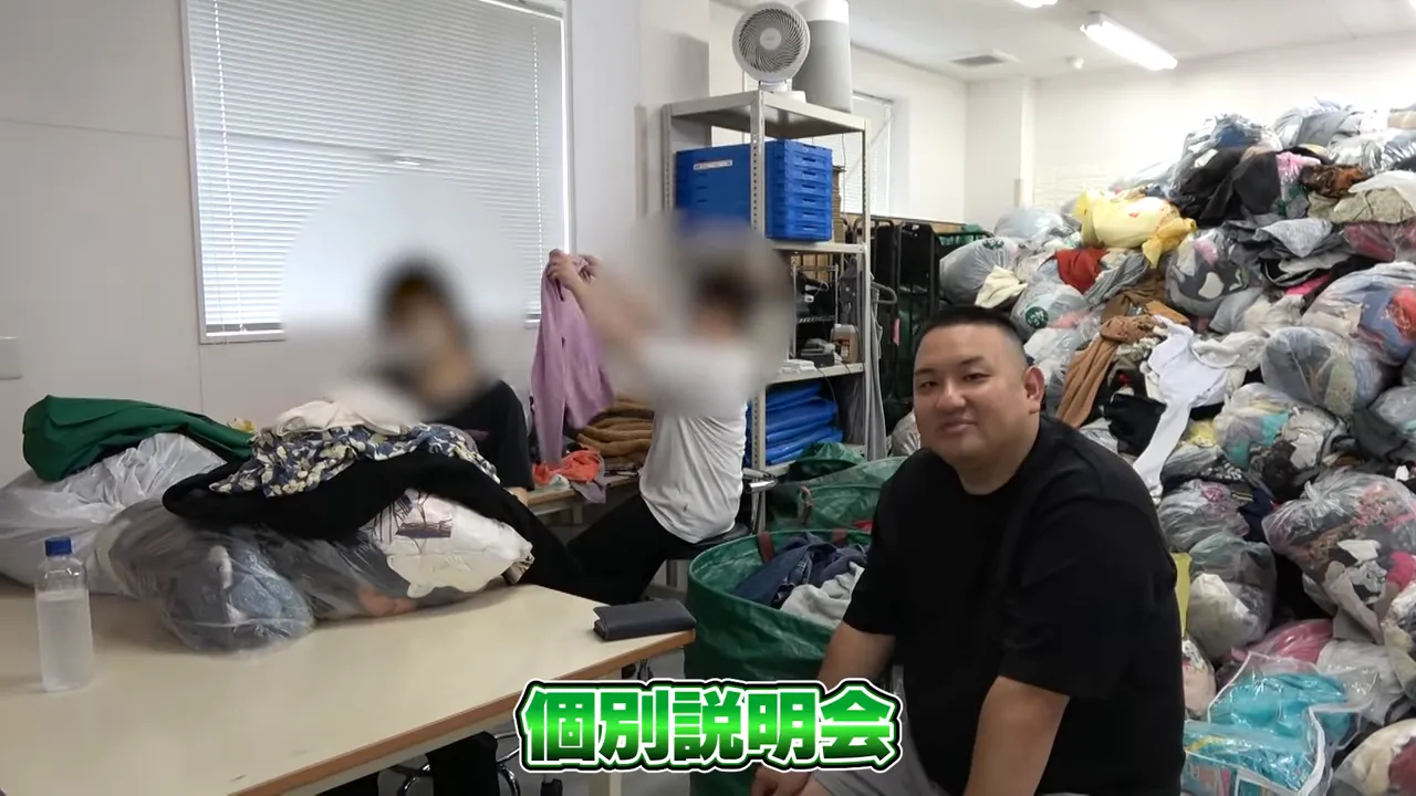 スタッフが一点ずつ確認している手元