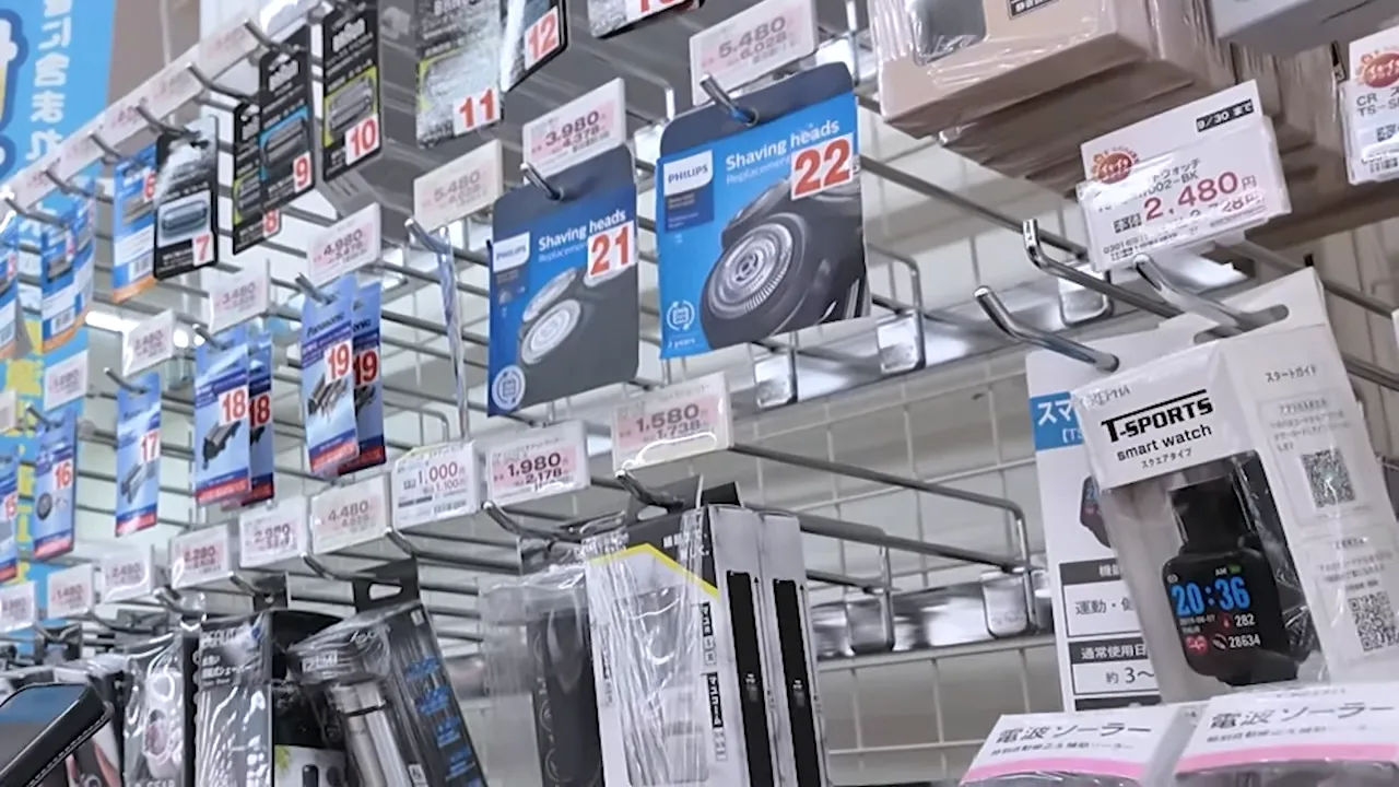 ホームセンターの小物売り場の棚、掛けられた商品のパッケージと値札がはっきり見えるクローズアップ