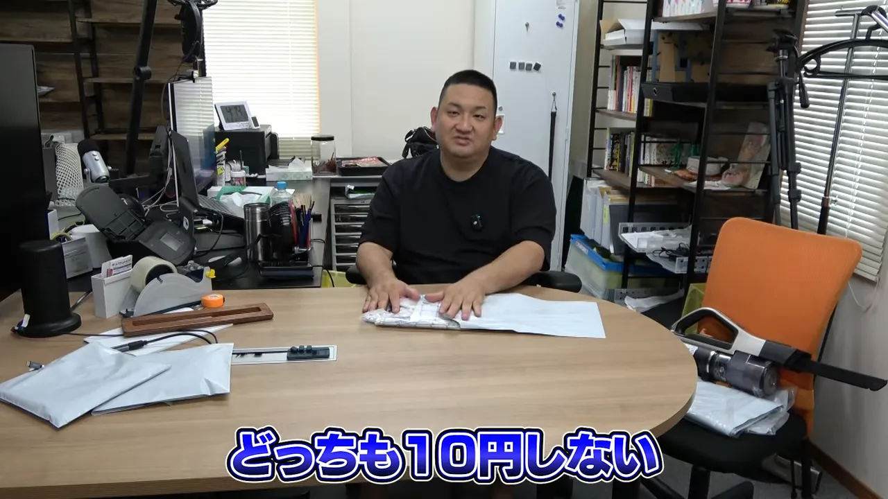 テーブル上に配送用ポリ袋が複数置かれ、梱包作業の様子が写っている風景