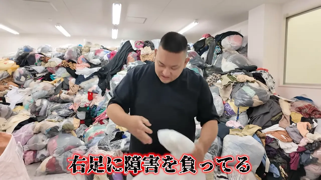 右脚の障害について説明している場面