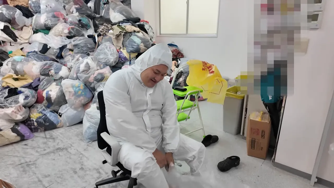 テープや椅子など準備物を確認している場面