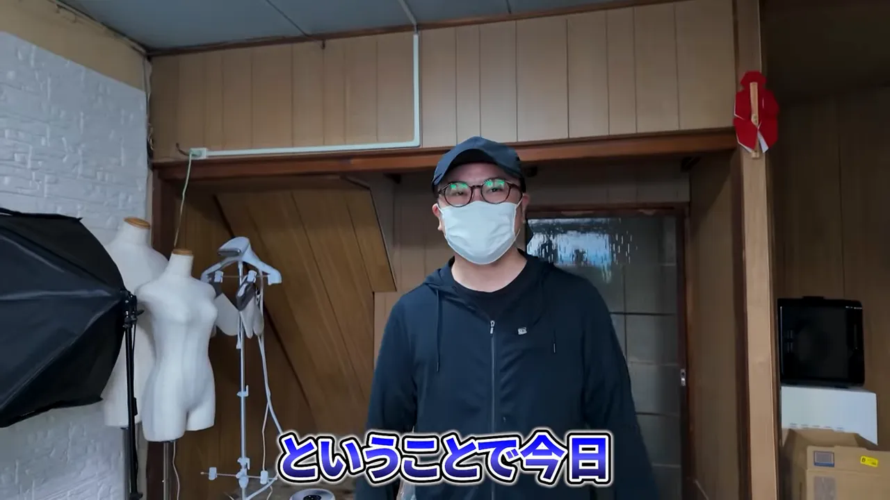 撮影用のソフトボックスやマネキン、段ボールが並ぶ倉庫の内部風景