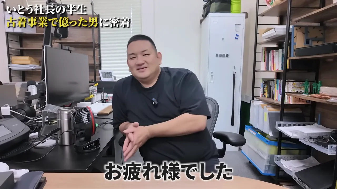 デスク越しに座り視聴者に向かって話している人物の締めのショット