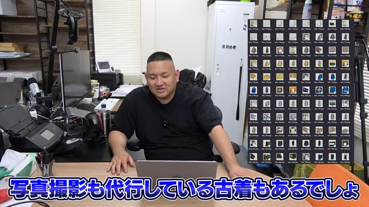 パソコン画面に並ぶ商品写真のサムネイルと机の作業風景