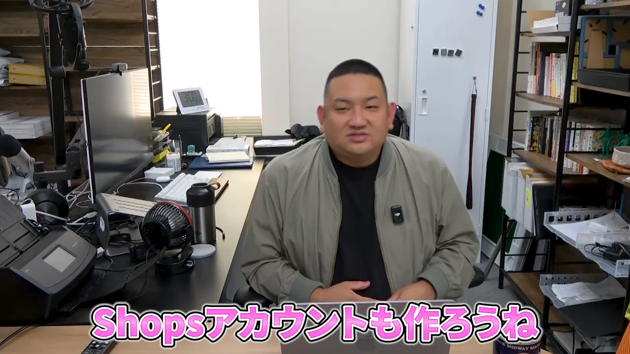 人物が話す画面。画面下に「Shopsアカウントも作ろうね」と表示されたカット
