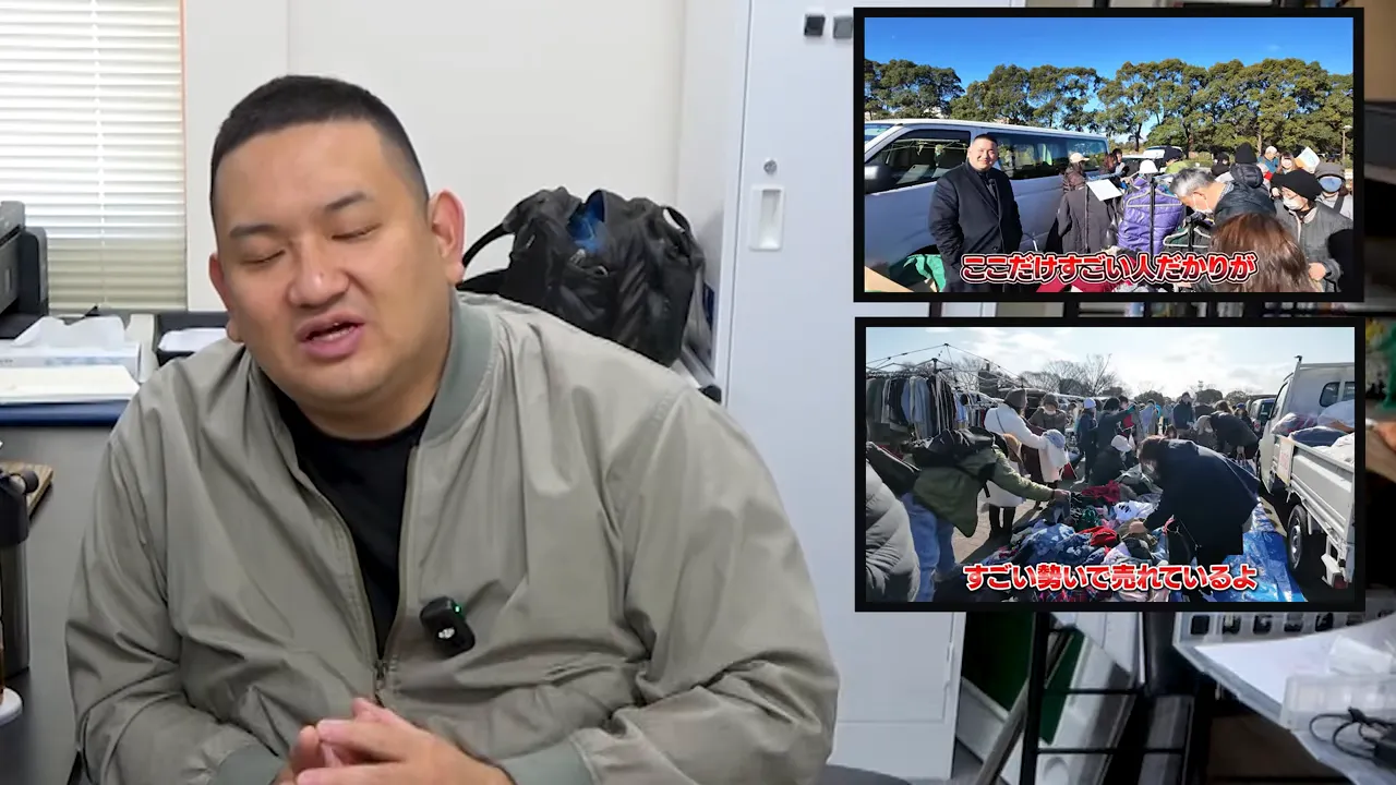 屋外のフリーマーケットで人々が商品を見ている様子が小さく表示されたインセット付きの室内インタビュー画面