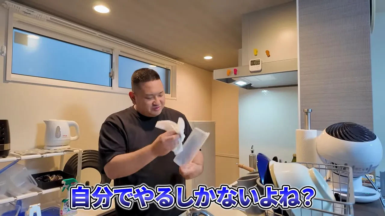 朝食後に食器を拭く社長と整ったキッチンの風景